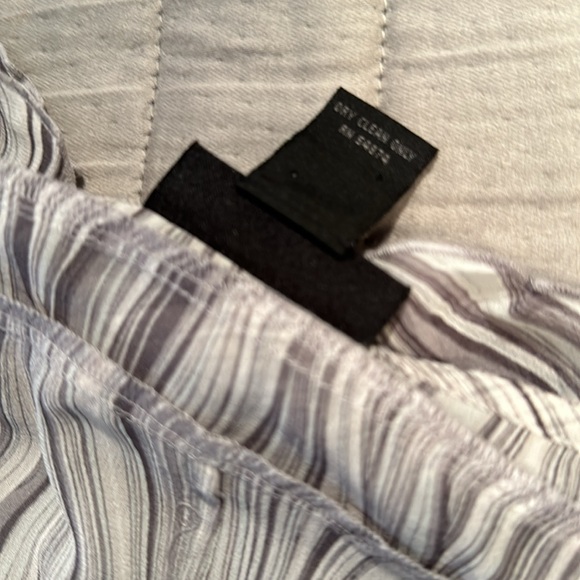 The Limited 100% silk blouse, sleeveless size large - Picture 6 of 11